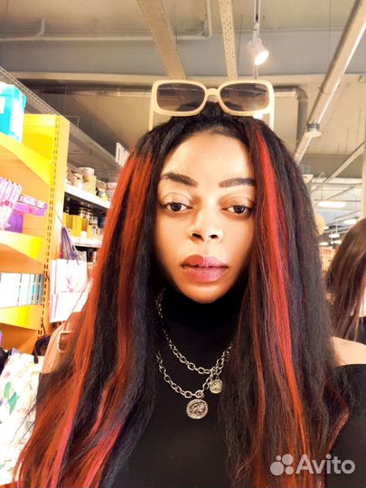 Модель на афрокосы, дреды, афронаращивание