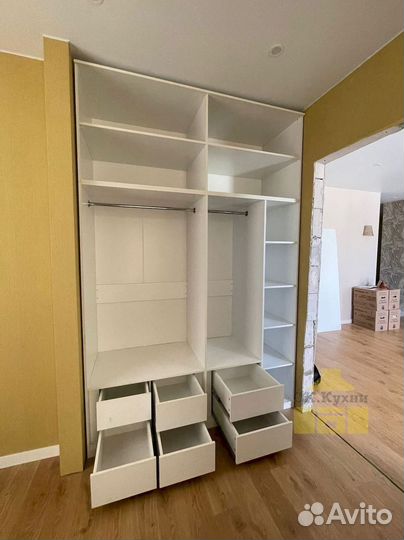 Книжный шкаф