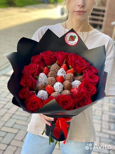 Клубника в шоколаде и цветы