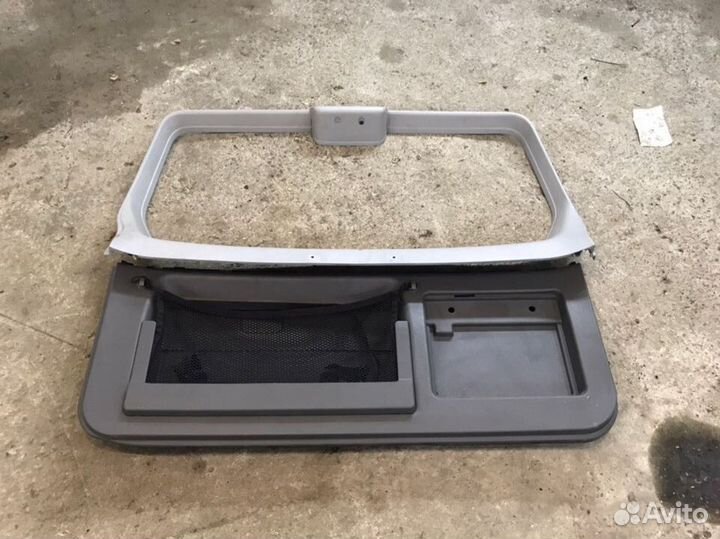 Обшивка крышки багажника Mitsubishi Pajero, V75W