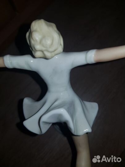 Фигуристка В белых перчатках