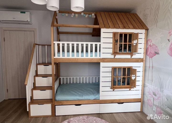 Двухъярусная кровать с комодом