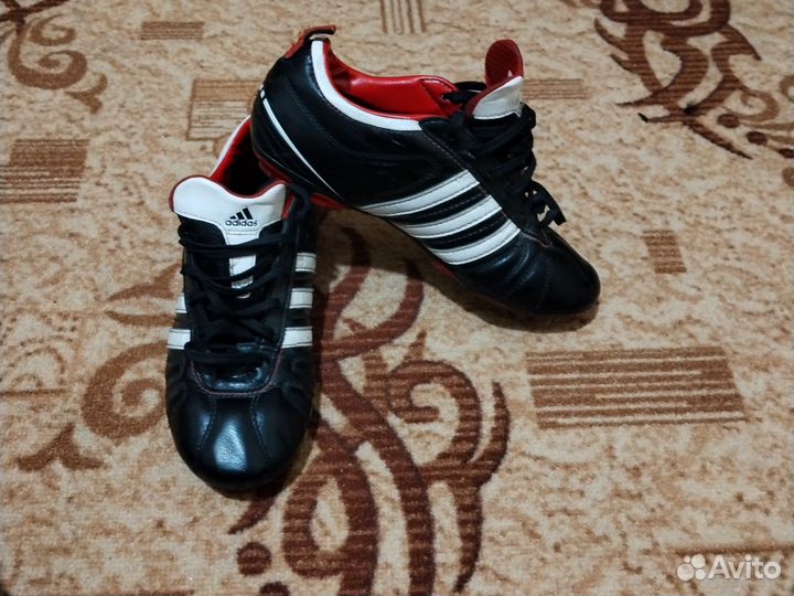 Футбольные бутсы adidas