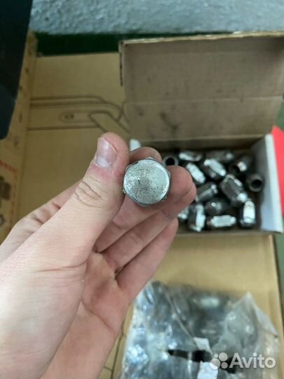 Болты, гайки, секретки на литые диски Nissan