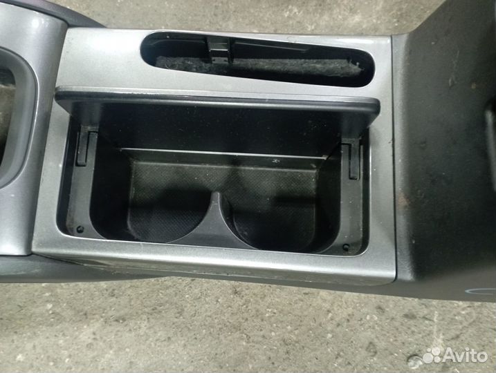 Подлокотник пластик салона honda Accord 7