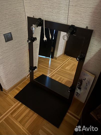 Гримерное зеркало с полкой