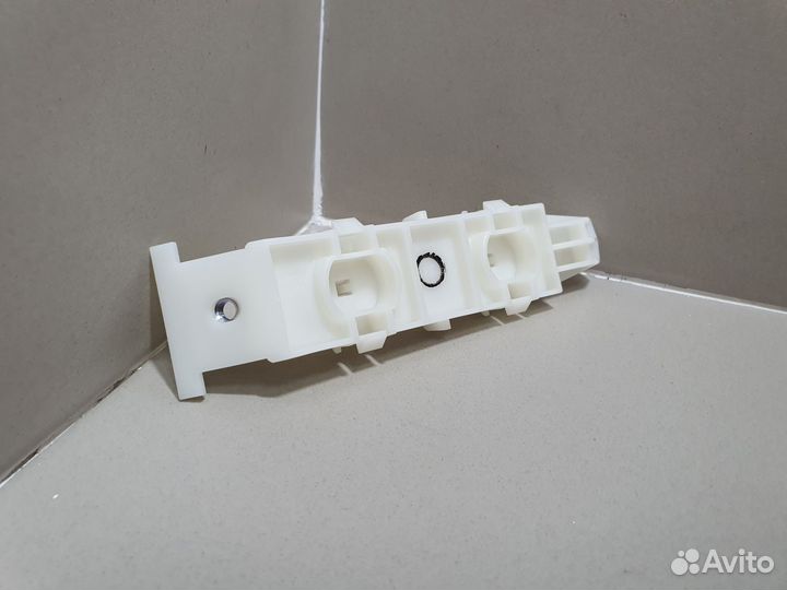 Направляющая переднего бампера Suzuki Grand Vitara