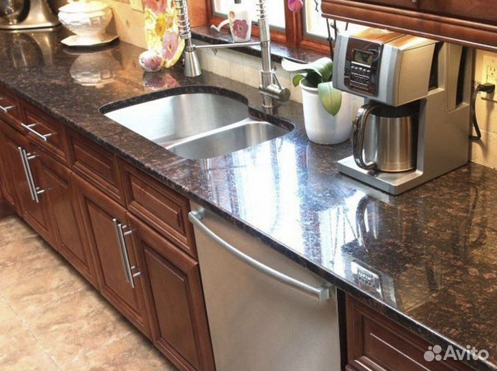 Столешница из бюджетного коричневого гранита тан Б