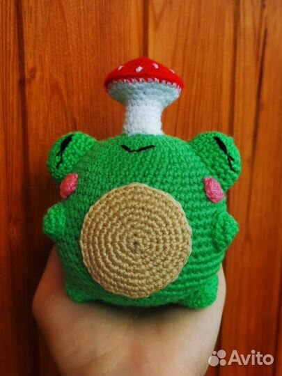 Вязаная игрушка - лягушка с грибочком