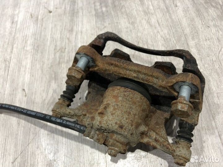 Суппорт тормозной передний правый Skoda Octavia A7