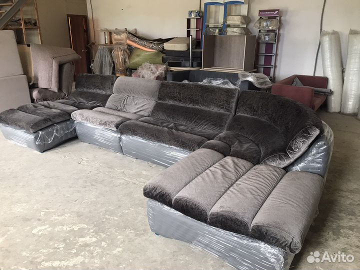 Угловой кожаный диван