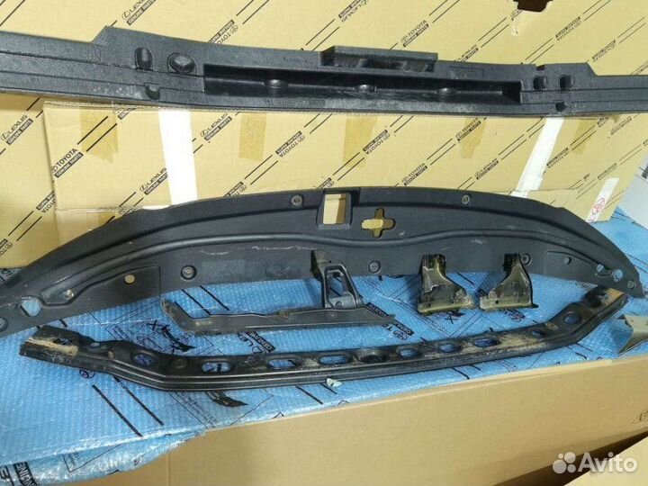 Накладка замка капота Toyota Land Cruiser 200