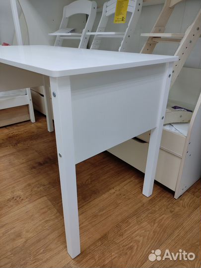 Стол письменный белый