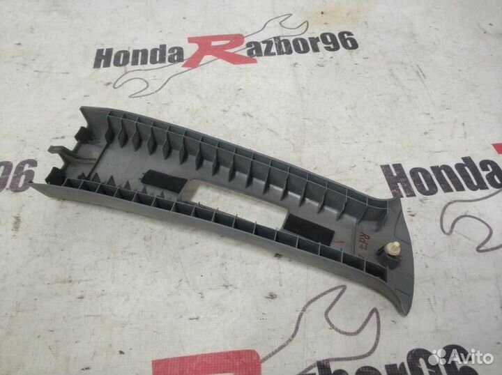 Накладка центральной стойки левая Honda Cr-V 2 RD7