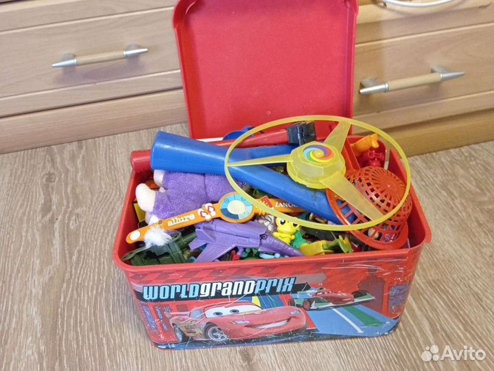 Коробка мелких игрушек б/у без торга
