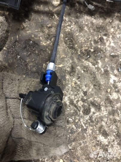 Трос лючка бака Nissan Tiida 1