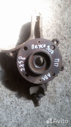 Peugeot 307 Передний правый поворотный кулак