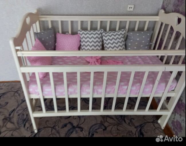 Детская кроватка с маятником белая