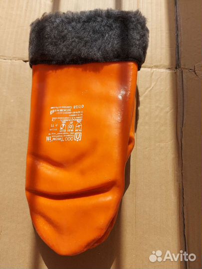 Зимние резиновые рукавицы