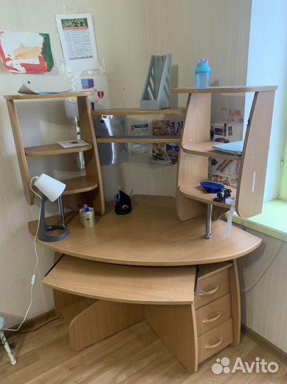 Компьютерные столы, тумбочки, кресло