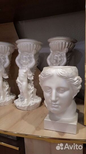 Статуя девушка с кувшином