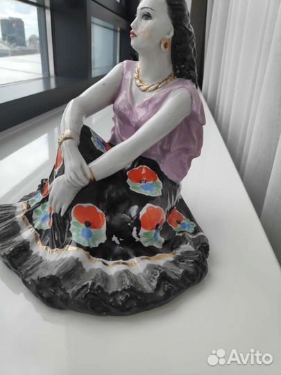 Фарфоровая статуэтка 