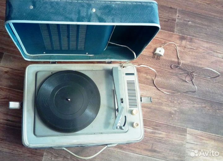 Проигрыватель виниловых пластинок 