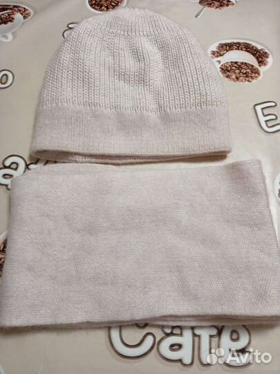 Женский головной убор и шарф