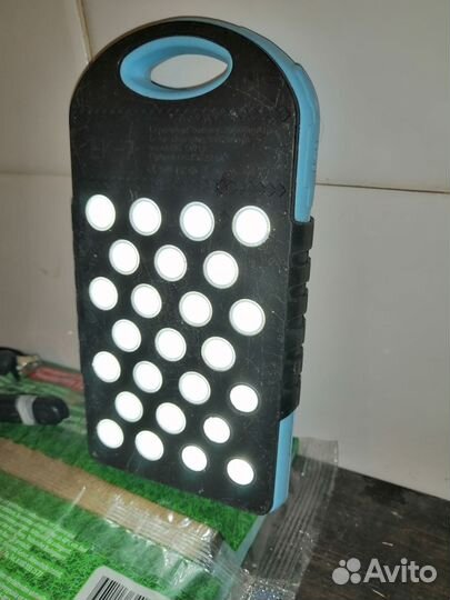 Пауэрбанк на солнечной батарее с фонарём