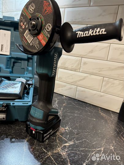 Аккумуляторная болгарка makita DGA 504 RM