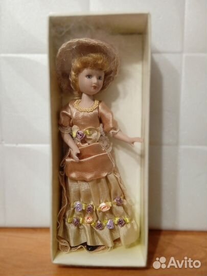 Фарфоровые куклы дамы эпохи диагостини