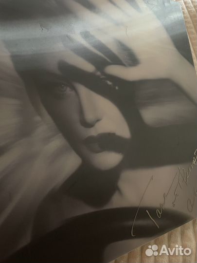 Пластинка Земфиры с подписью Ренаты Литвиновой