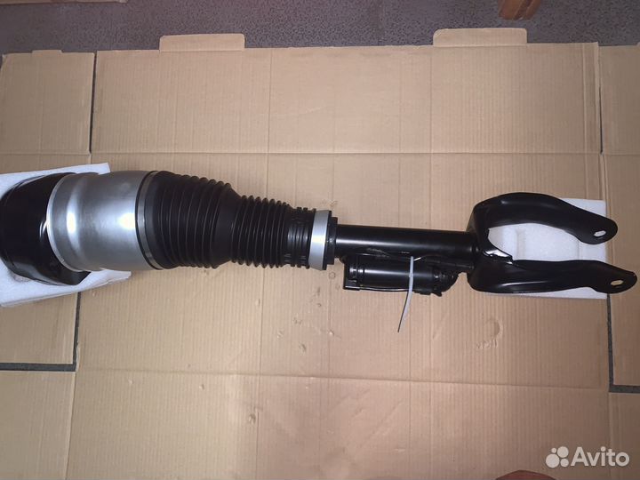 Пневмостойка передня правая Mercedes W166 X166