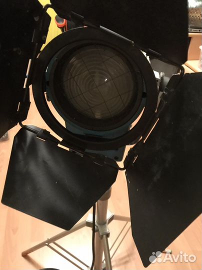 Видео Свет, 650w с линзой френеля на стойке