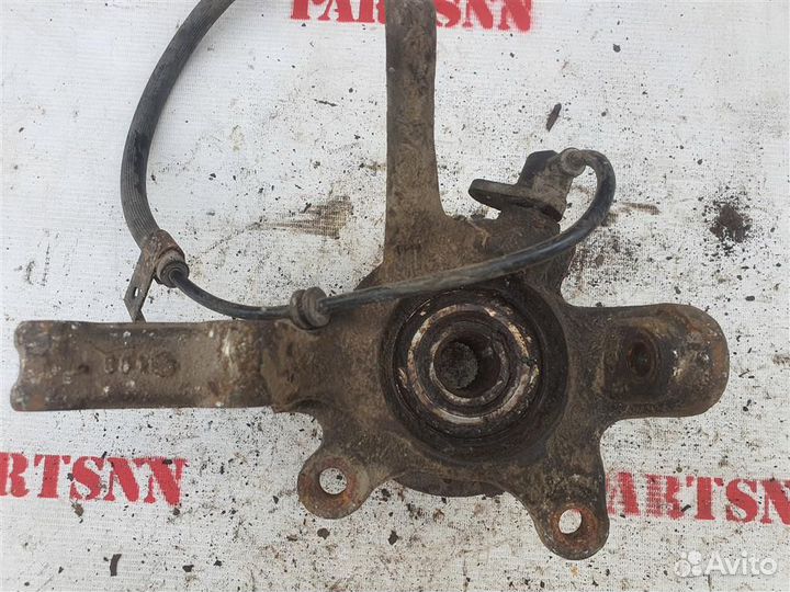 Кулак передний правый Ниссан Альмера N15