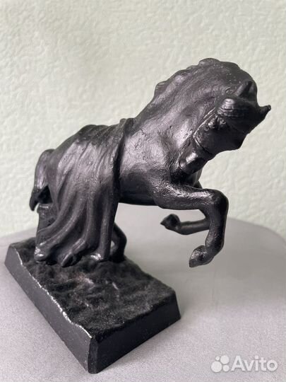 Чугунная статуэтка конь с попоной