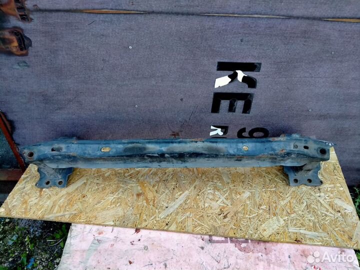 Усилитель переднего бампера VW Touareg 1