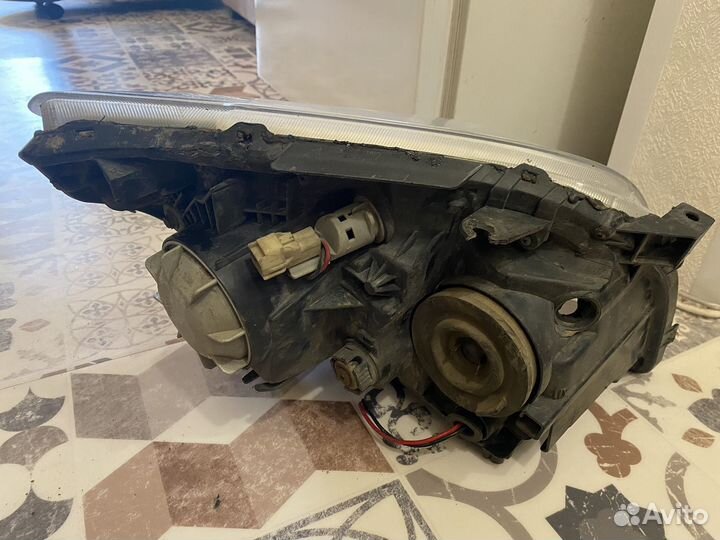 Фара левая avensis azt 250