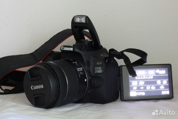 Зеркальный фотоаппарат Canon EOS 200D (пробег 1327