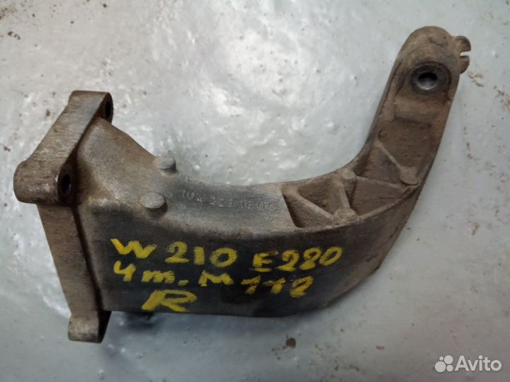 Кронштейн двигателя правый для Мерседес W210 4-mat