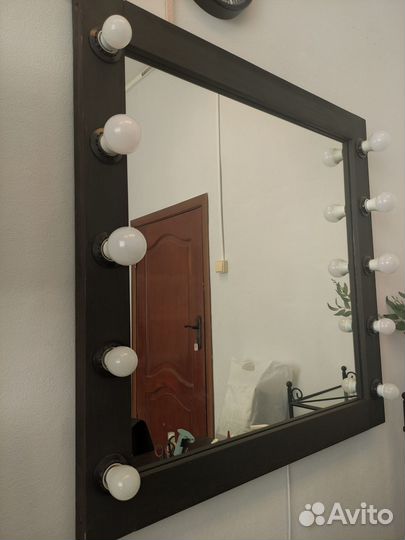 Гримерное зеркало с лампочками