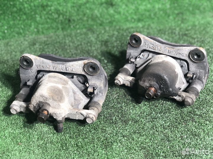 Суппорт передний левый toyota rav4 xa10