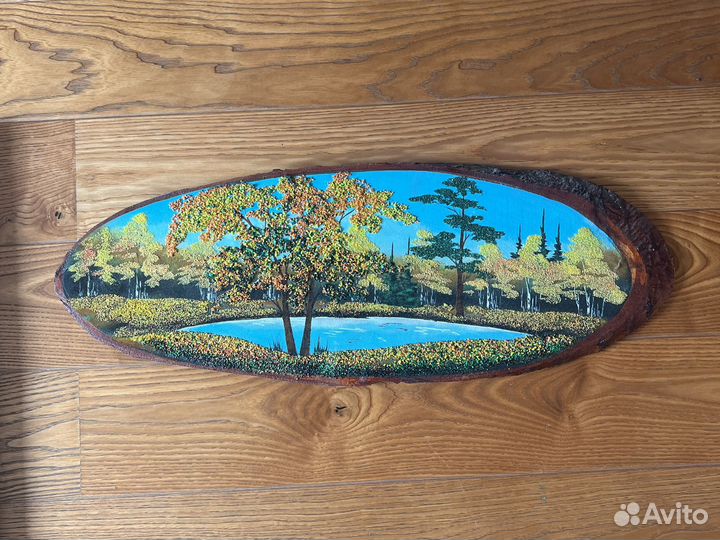 Картина из камня на срезе дерева