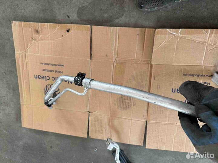 Трубка кондиционера на Audi A4 2020 8W6816738B