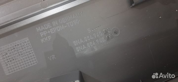 Уплотнитель передней двери Passat B8