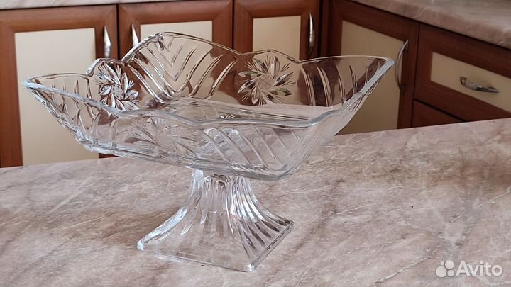 Ваза для фруктов на ножке