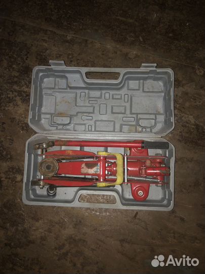 Домкрат подкатной