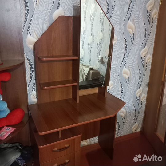 Трюмо с зеркалом