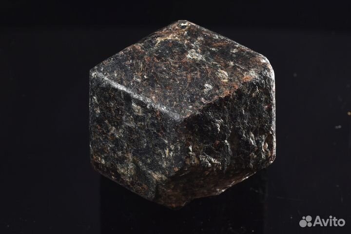 Кристалл. Гранат (альмандин). Лот №1001