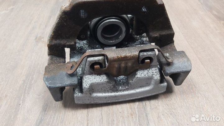 Суппорт тормозной задний правый Bmw X5 4.8I E70